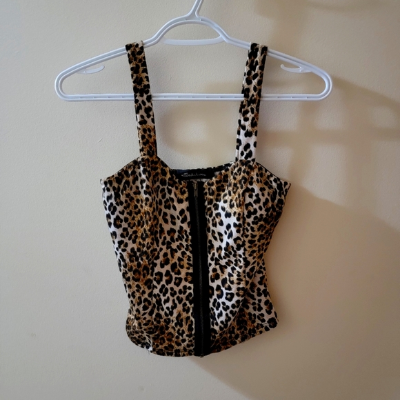 Very cute cropped shirt! - Picture 1 of 1